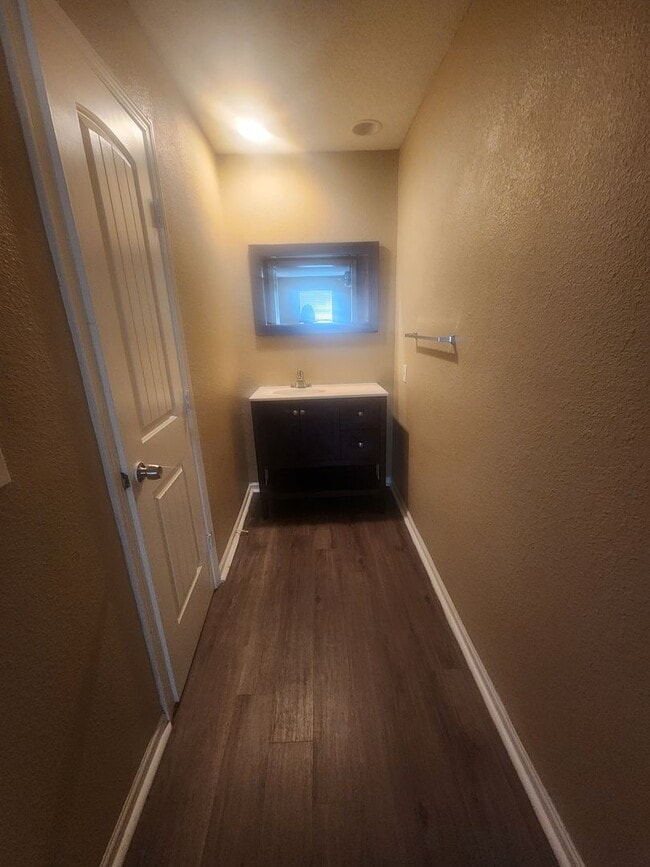 Building Photo - 2 Bedroom 2 bath  AQpartment
