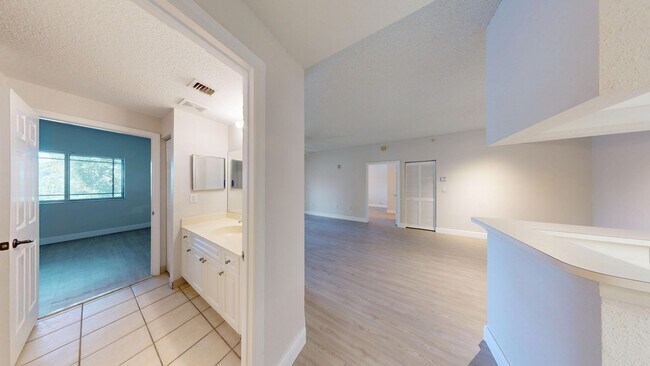 Foto del edificio - 2Bd /2Ba Condo with Stunning Lake Views!  ...