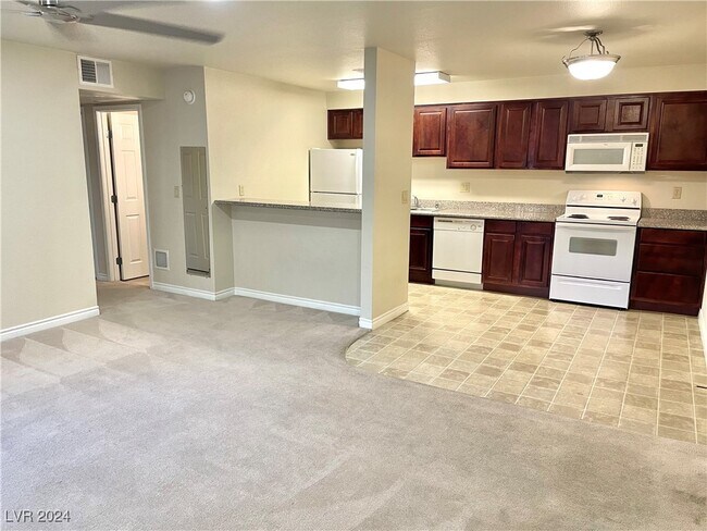 Foto del edificio - 5181 River Glen Dr
