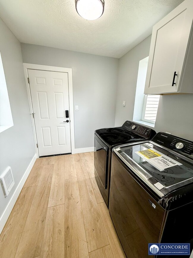 Building Photo - 3210 S 48th St