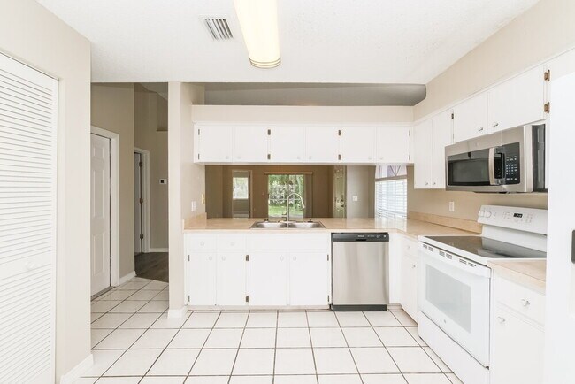 Foto del edificio - 7915 Barclay Rd