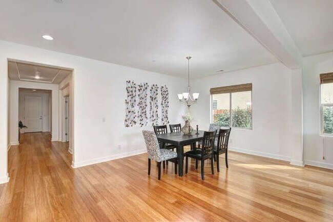 Building Photo - 3582 Rosecrest Cir