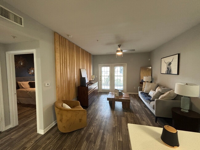 Building Photo - 4925 Cromwell Dr