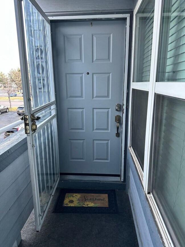 Foto del edificio - 2 Bedroom Condo in Lakewood
