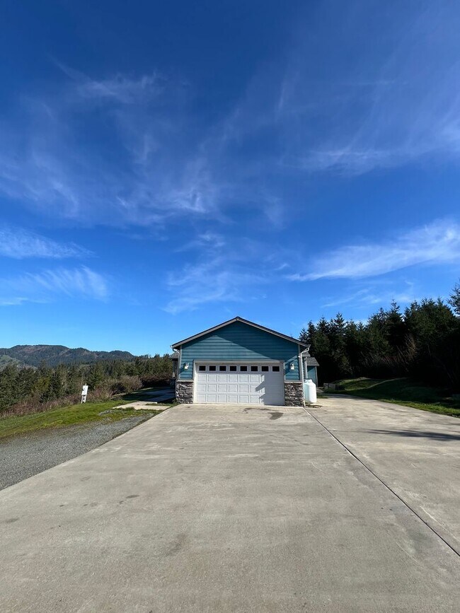 Foto del edificio - Beautiful Hilltop Country Home with Stunning Views