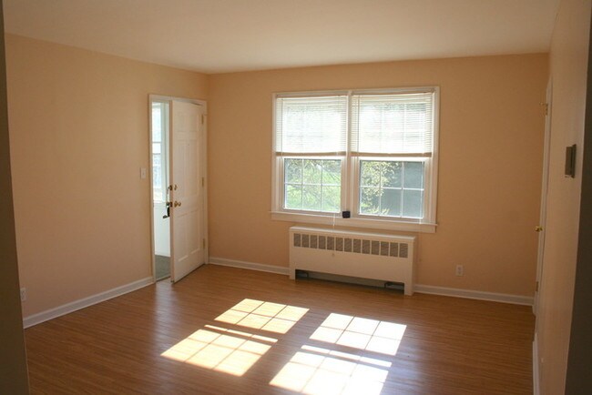 Building Photo - 1400 Roslyn Dr
