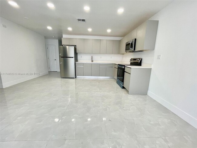 Foto del edificio - 5800 NW 27th Ct