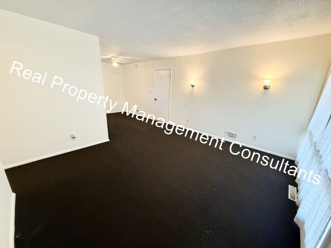 Building Photo - Charming 3-Bed Home with Fenced Yard & Garage