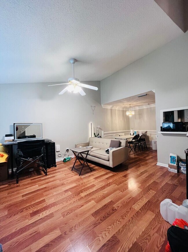 Building Photo - 3 BR/ 2 BA townhome located in Lakeshore E...
