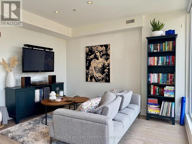 Photo du bâtiment - 1555 Bloor St W