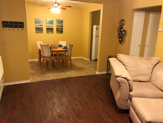 Photo - 2403 N Elmendorf St Townhome
