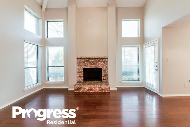 Building Photo - 2225 Turf Club Dr