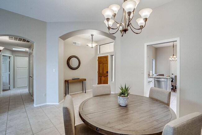 Foto del edificio - Resort Style Living - Furnished Three Bedr...