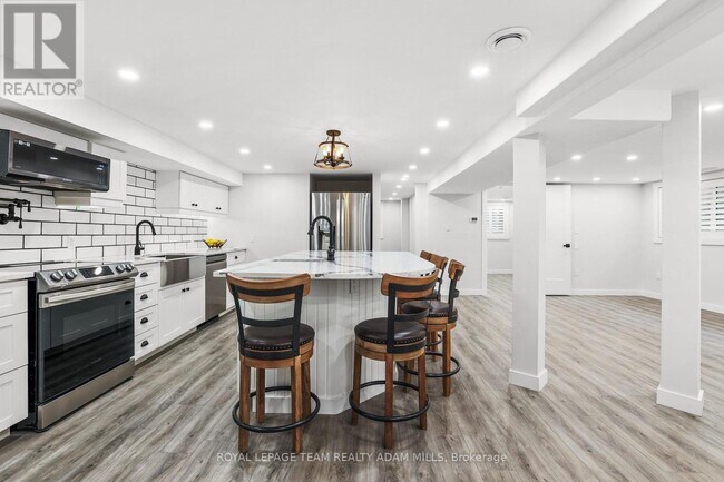 Building Photo - 1584 Maxime St