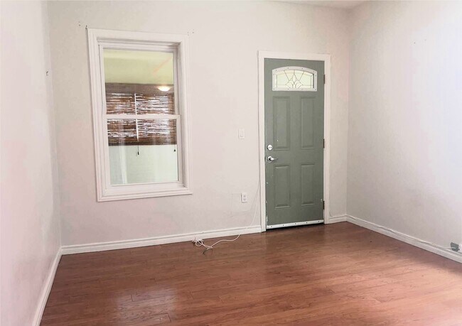 Photo du bâtiment - Charming Semi-Detached Home! (2 Bed, 1 Bath)