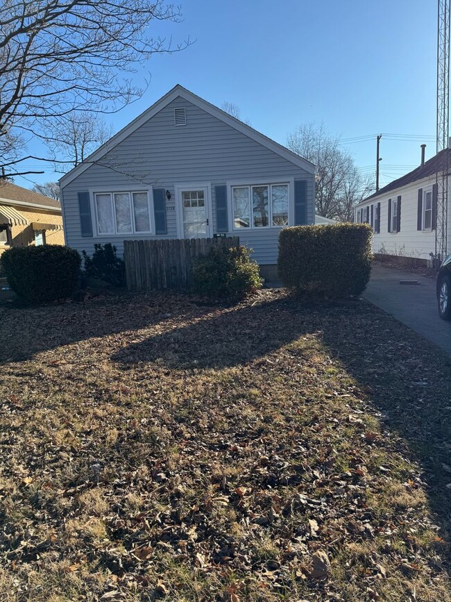 Building Photo - 2br 1bth 1 car garage West side location