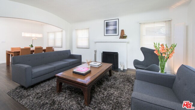 Foto del edificio - 8842 Dorrington Ave