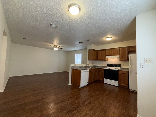 Foto del edificio - 5501 Rose Hill Cir