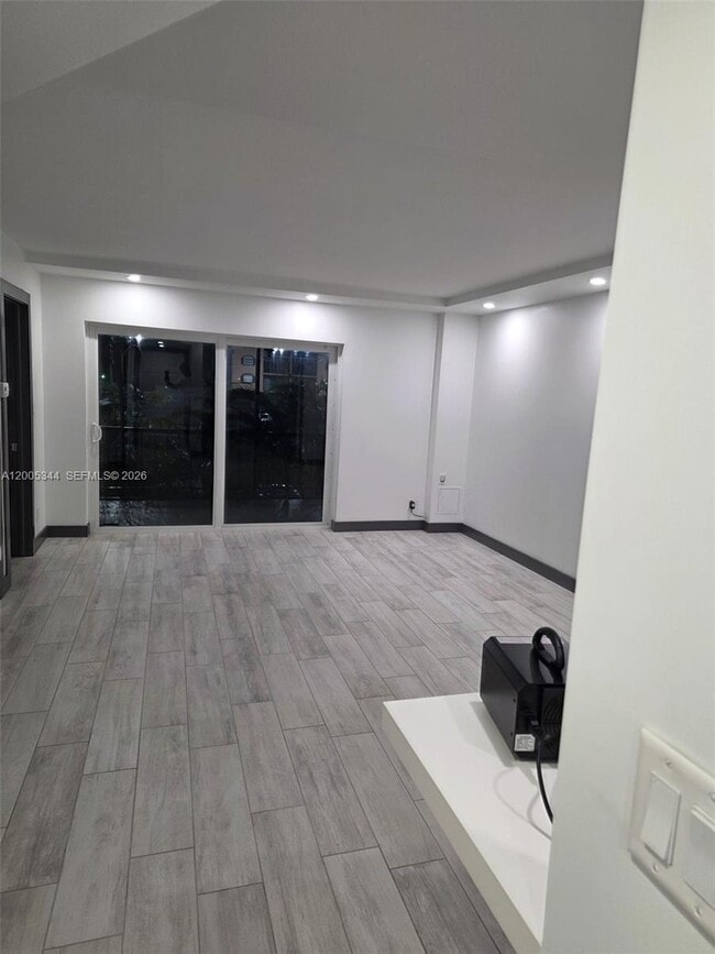 Foto del edificio - 660 Tennis Club Dr