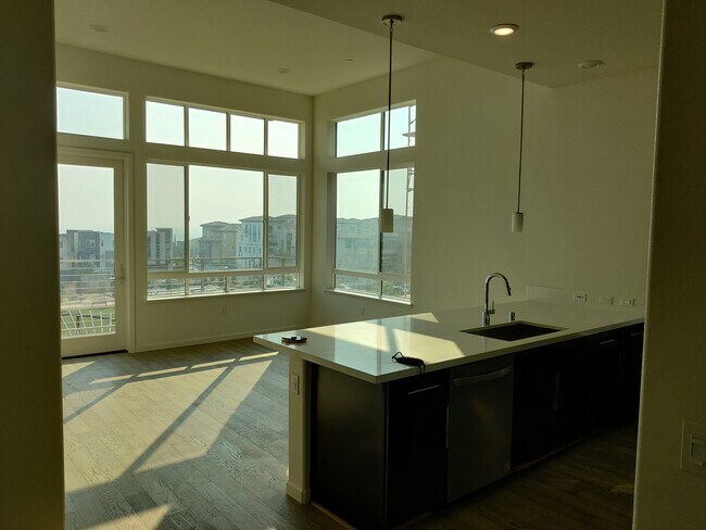 living & kitchen - 241 Llano De Los Robles Ave