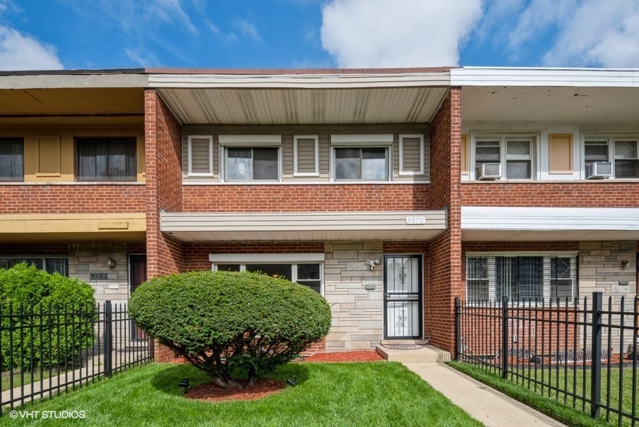 9570 S Colfax Ave, Chicago, IL 60617 Townhouse for Rent in Chicago