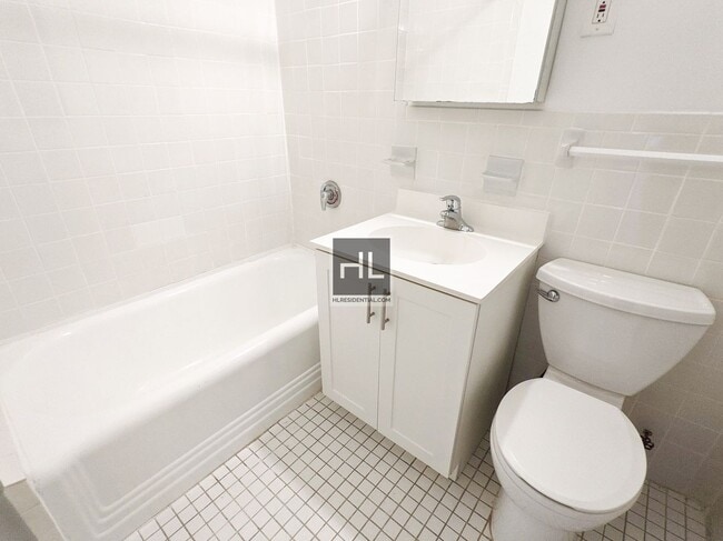 Building Photo - NO FEE Studio on Upper East Side! Won't St...