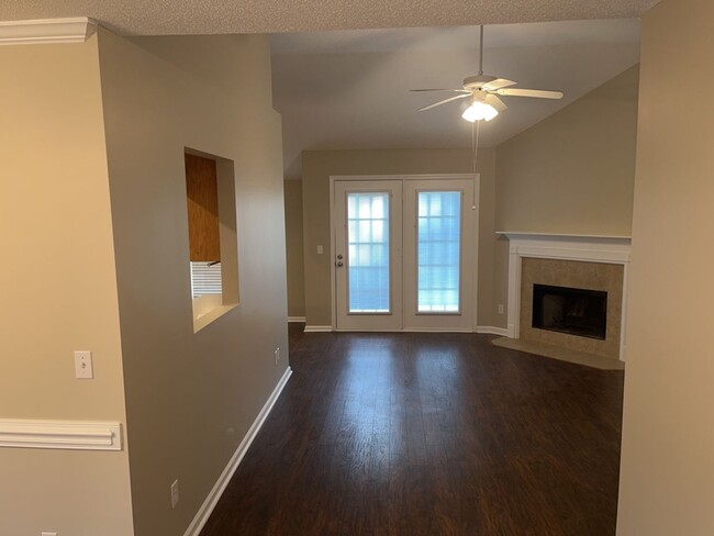 Building Photo - MOVE IN SPECIAL! 1/2 off first month's ren...