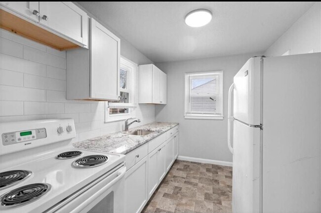 Building Photo - 3112 S Claremont Ave