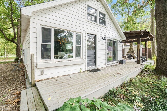 Building Photo - 1 br, 1 bath House - 8915 E Gull Lake Dr