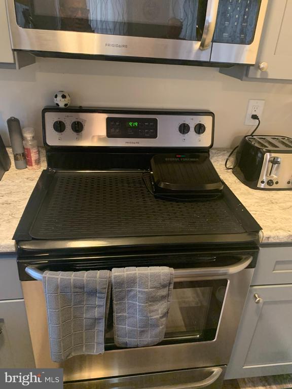 Foto del edificio - 9860 Garvey Dr