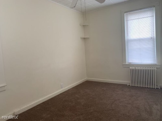 Building Photo - 3 br, 1 bath Apartment - 174 W 9th ST FL.2