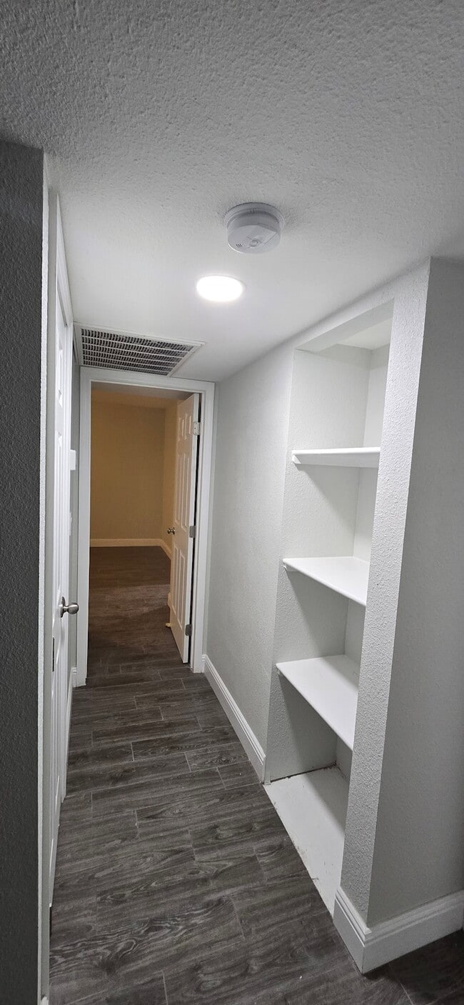 Foto del edificio - 1405 E Vegas Valley Dr