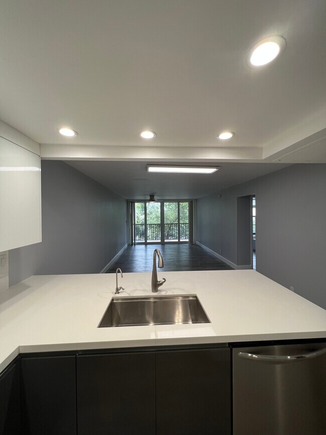 Building Photo - 7 Royal Palm Way