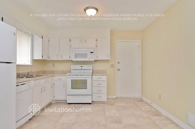 Building Photo - 3890 Benchmark Dr