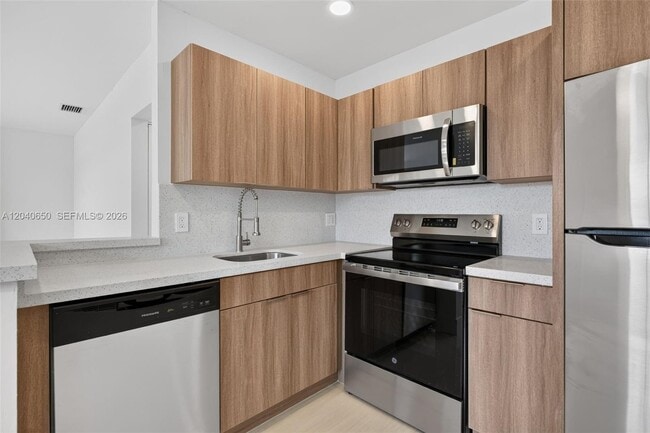 Foto del edificio - 2830 Coral Springs Dr