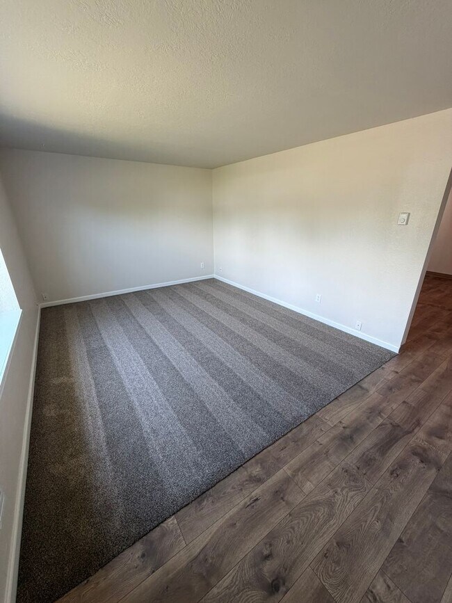 Foto del edificio - Charming 2 Bedroom Duplex With Fenced Yard In Quiet Neighborhood!