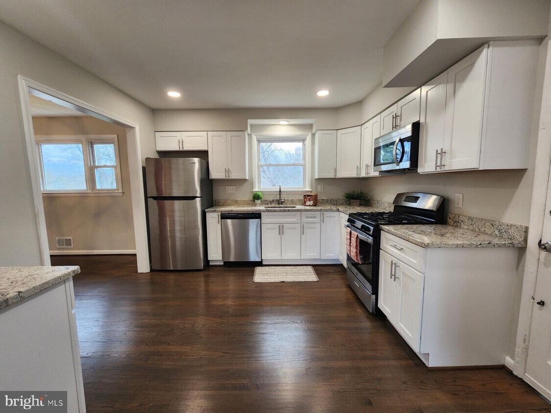 Primary Photo - 6915 Briarcliff Dr