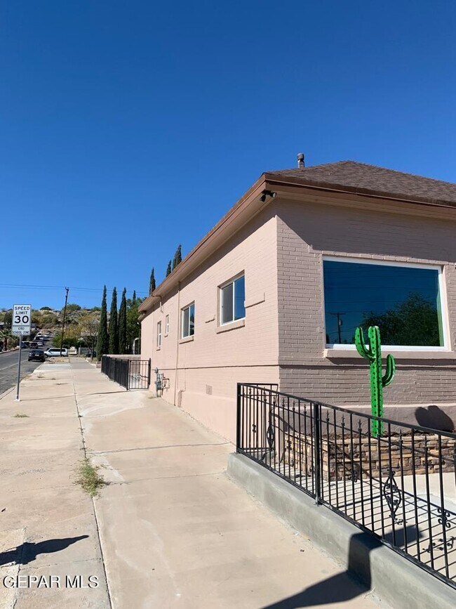 Building Photo - 501 E River Ave