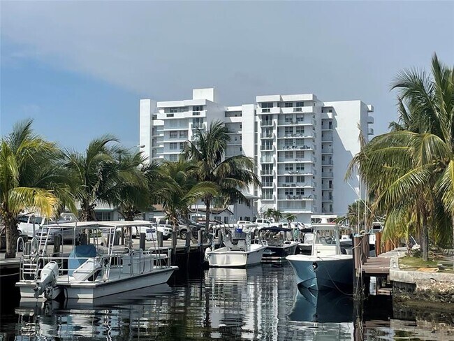 Building Photo - 1609 N Riverside Dr