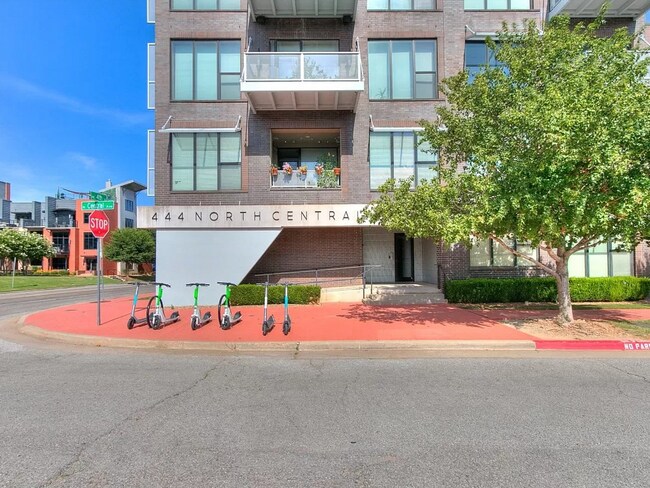 Building Photo - Spacious Condo -  Modern Living in Deep De...