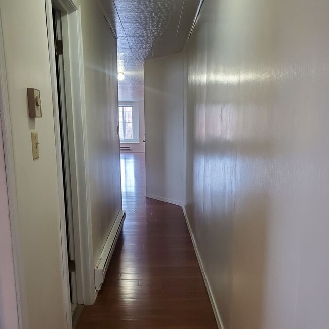 Building Photo - 2 Bedroom up stairs apartment