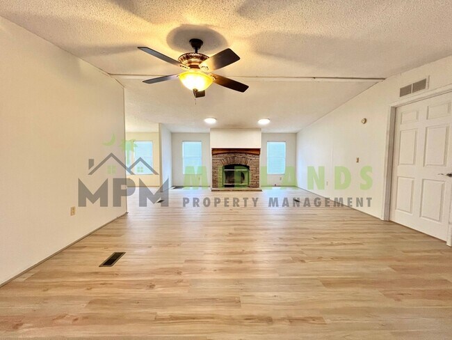 Foto del edificio - 373 McLee Rd