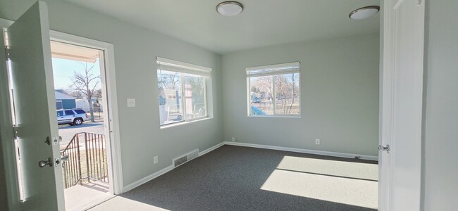 Building Photo - 1388 Glenrose Dr S