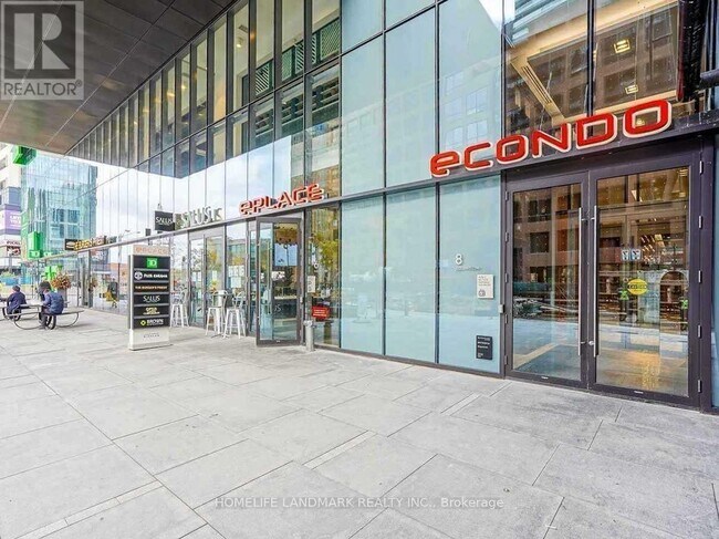 Photo du bâtiment - 8 Eglinton Ave E