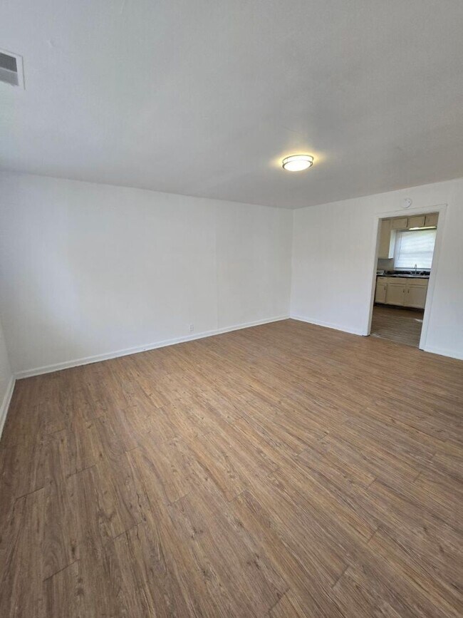 Foto del edificio - Two Bedroom Duplex located on the Eastside Near Arlington  and 21st Street !