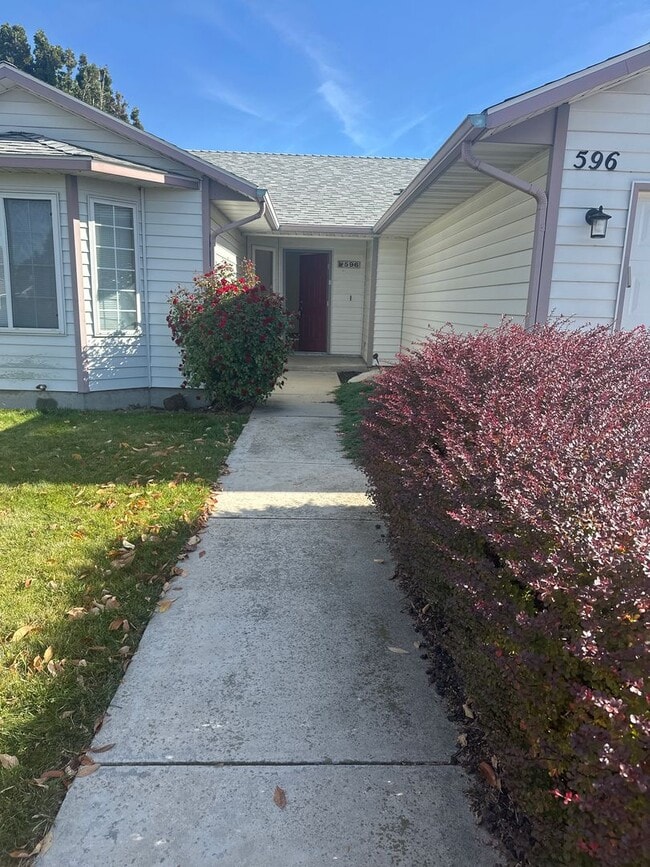 Building Photo - Tranquil & delightful 3-bedroom, 2-bathroom home that offers both comfort and convenience with it...