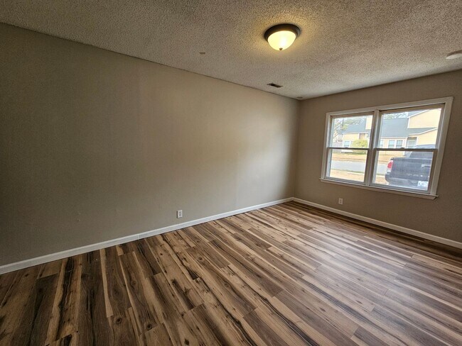 Foto del edificio - 112 Basswood Ct