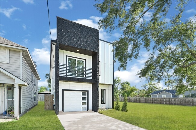 Foto del edificio - 7203 Weyburn St