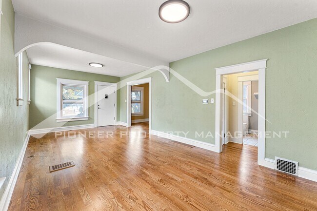 Building Photo - Cozy Bungalow with Central A/C and Backyard!