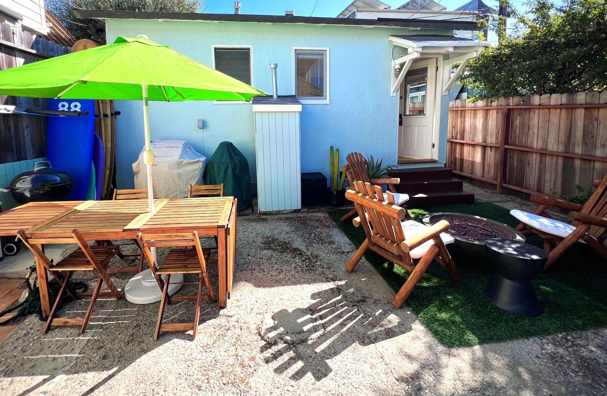 Private Secured Gated, Patio area, Redwood Fences. Furniture/BBQ/Fire pit included. - 140 Hart Ave (Santa Monica, CA)